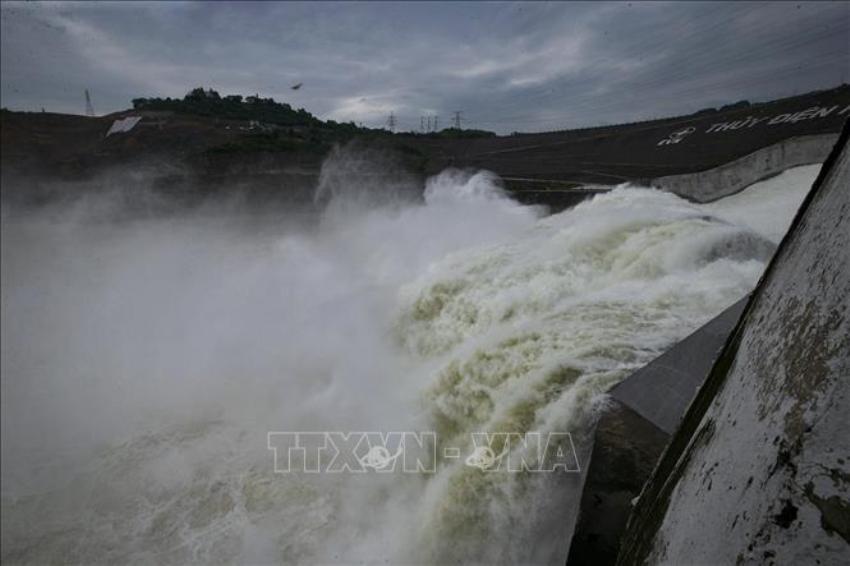 Nước dồi dào, nhiều hồ thủy điện điều tiết xả tràn