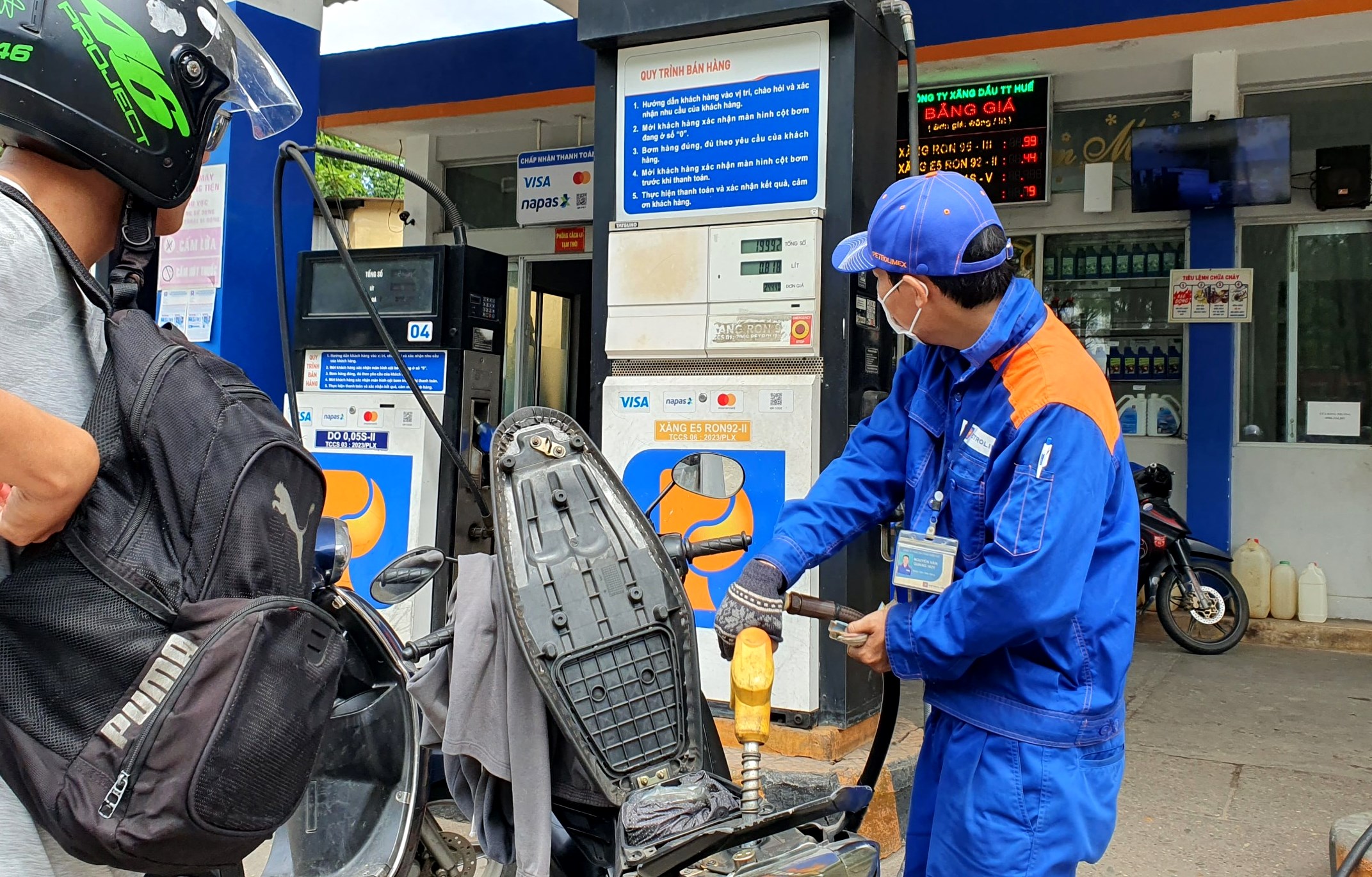 Giá xăng bật tăng