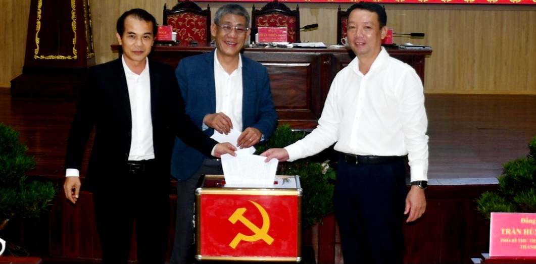 Lấy phiếu bổ sung danh sách và điều chỉnh cơ cấu Uỷ viên BCH Đảng bộ thành phố Huế