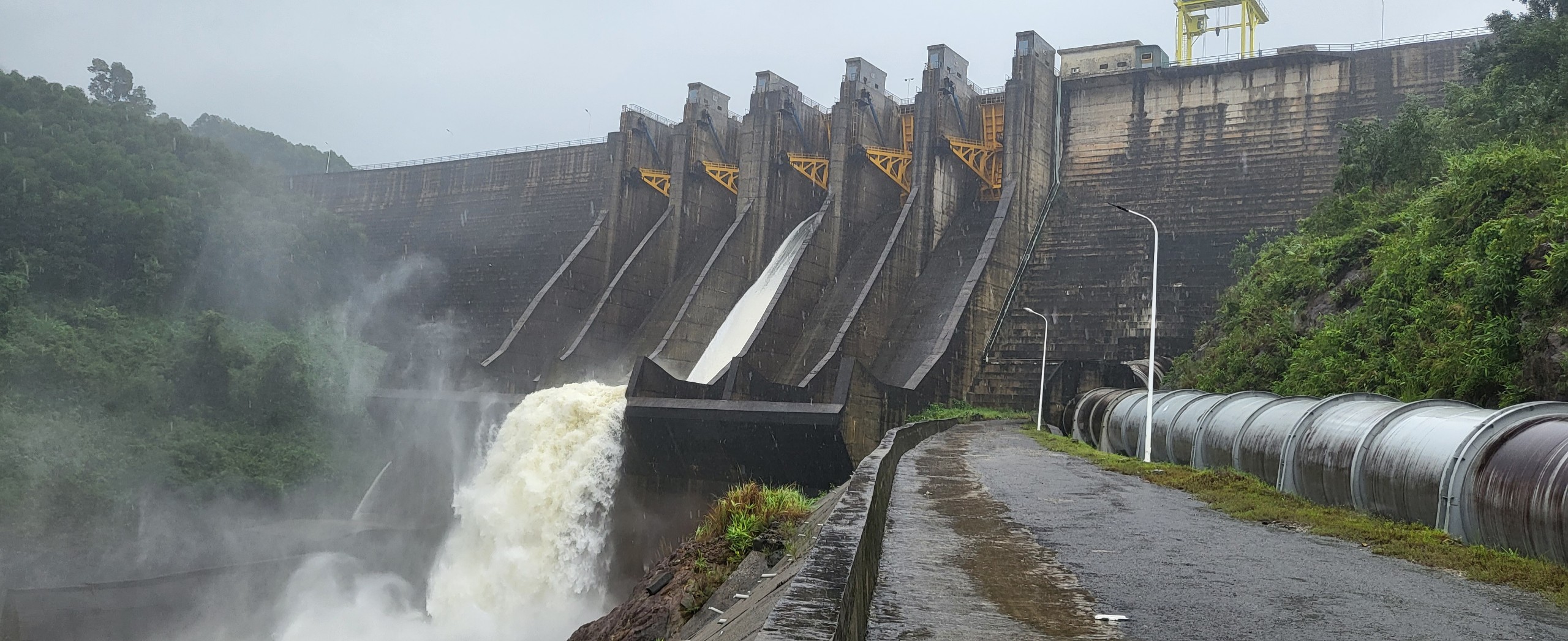 Nước thượng nguồn tăng nhanh trong đêm, thủy điện Hương Điền xả lũ