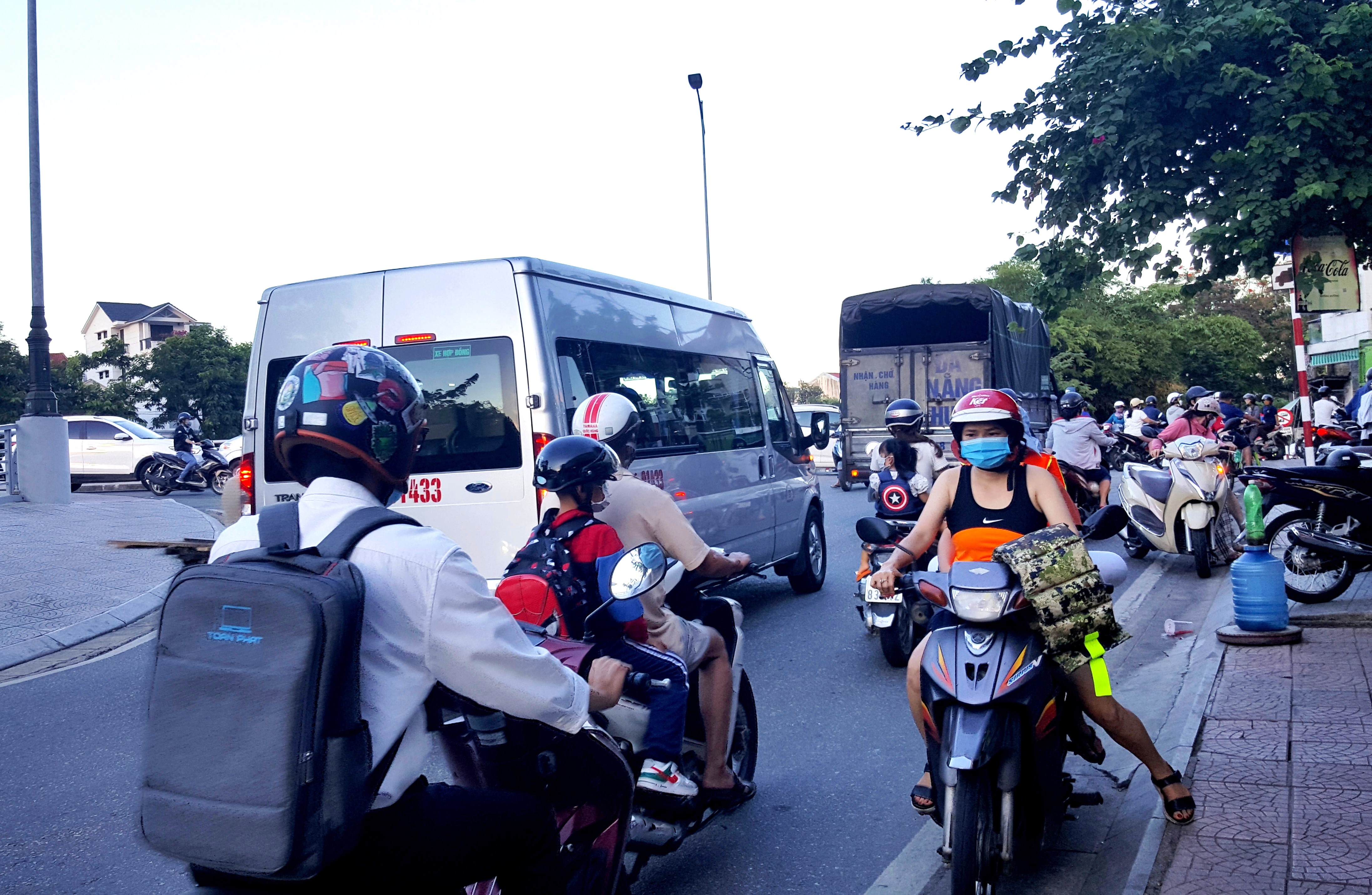 Thi công dang dở, nhiều tuyến đường phía tây đi lại khó khăn