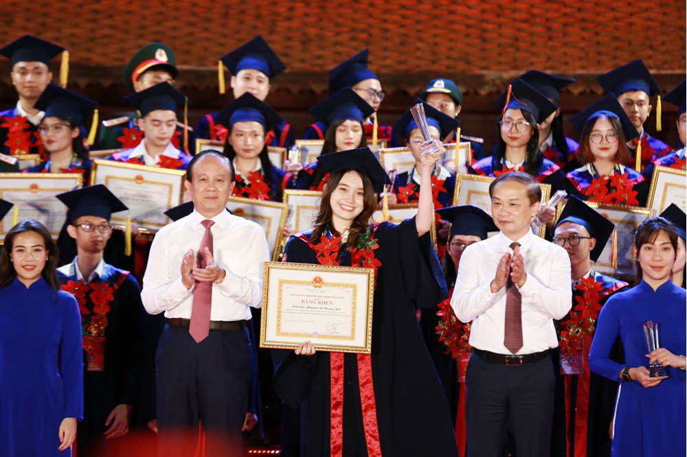 Nữ sinh Huế xuất sắc lọt top 96 thủ khoa Hà Nội năm 2023