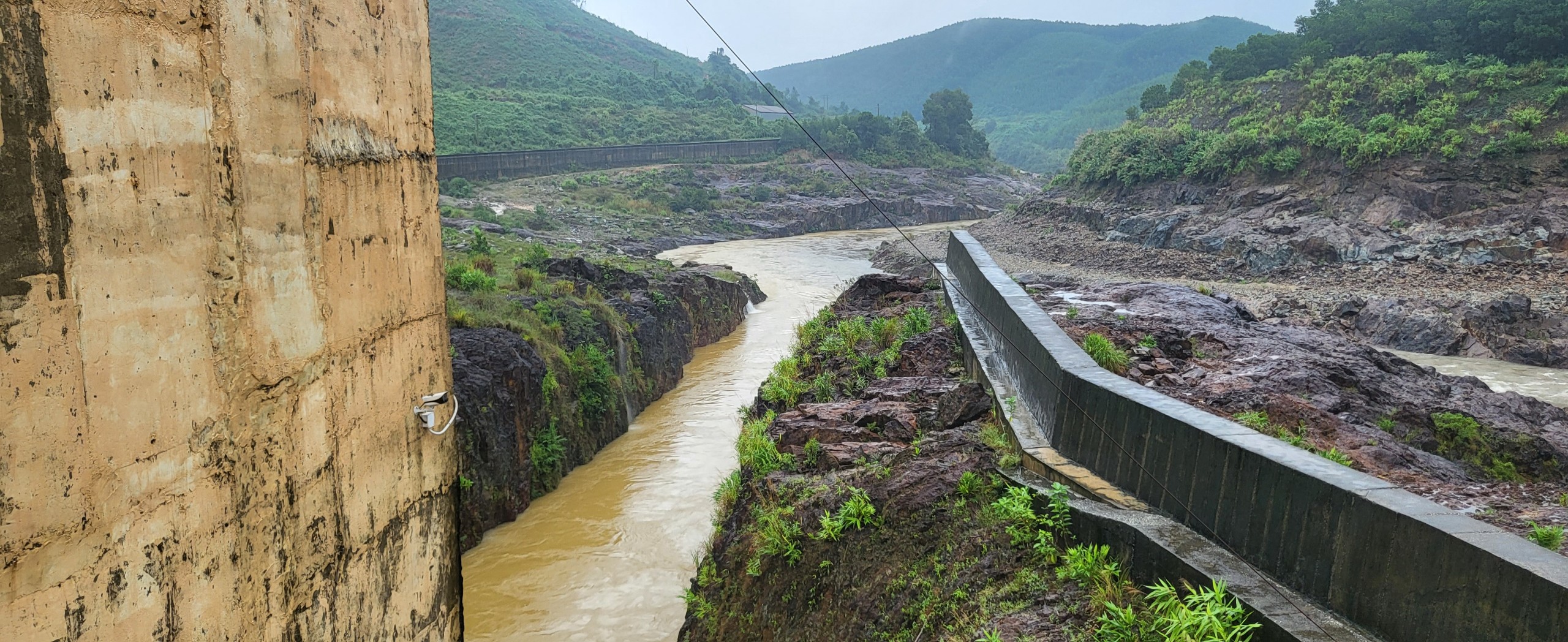 Tiếp tục hạ mực nước hồ chứa để đón lũ