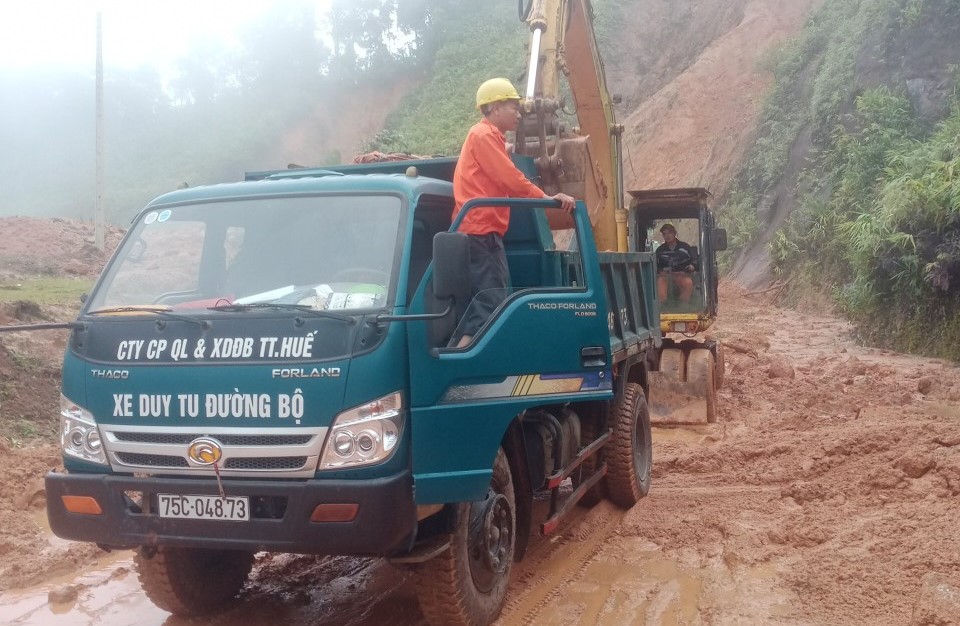 Gấp rút ứng phó mưa lớn trên lưu vực sông Hương