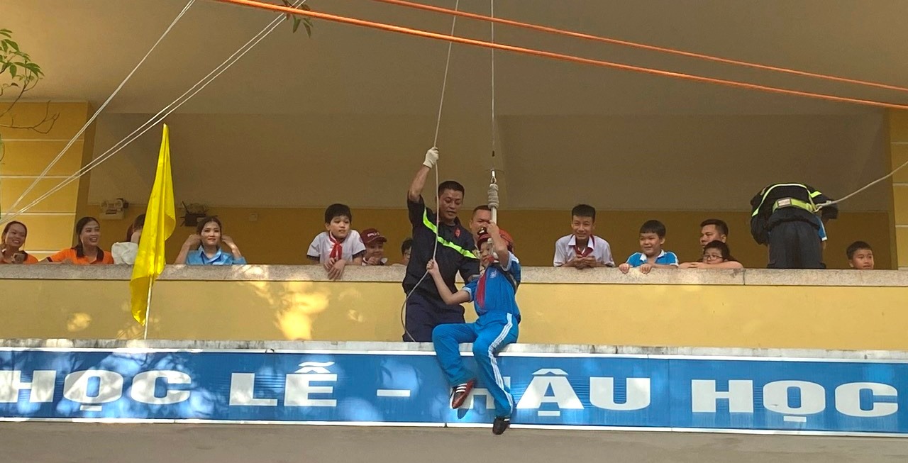 Trang bị kỹ năng phòng cháy chữa cháy và cứu nạn cứu hộ cho học sinh