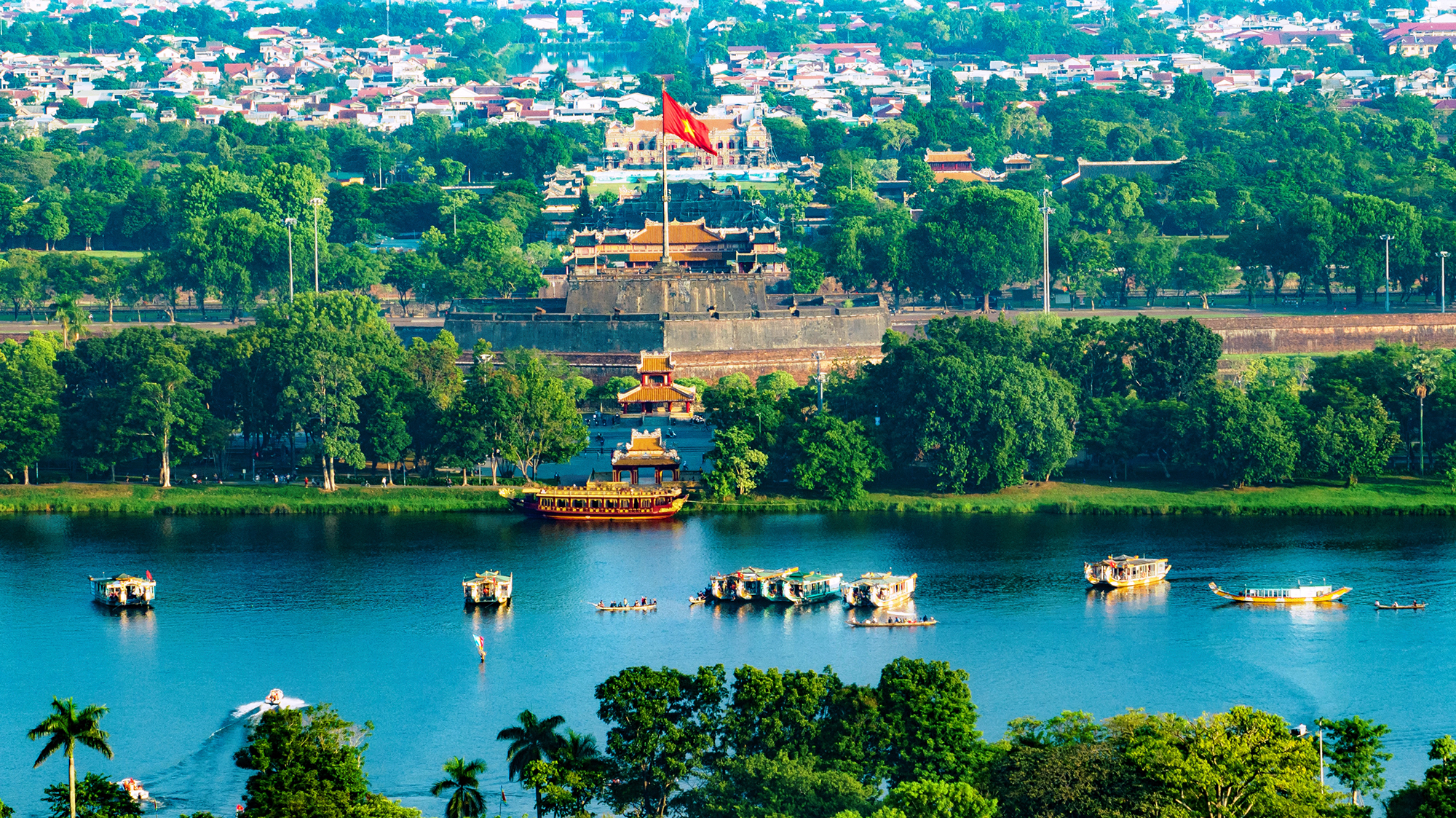 “Nhặt một cọng rác bạn đã làm Huế sạch hơn”