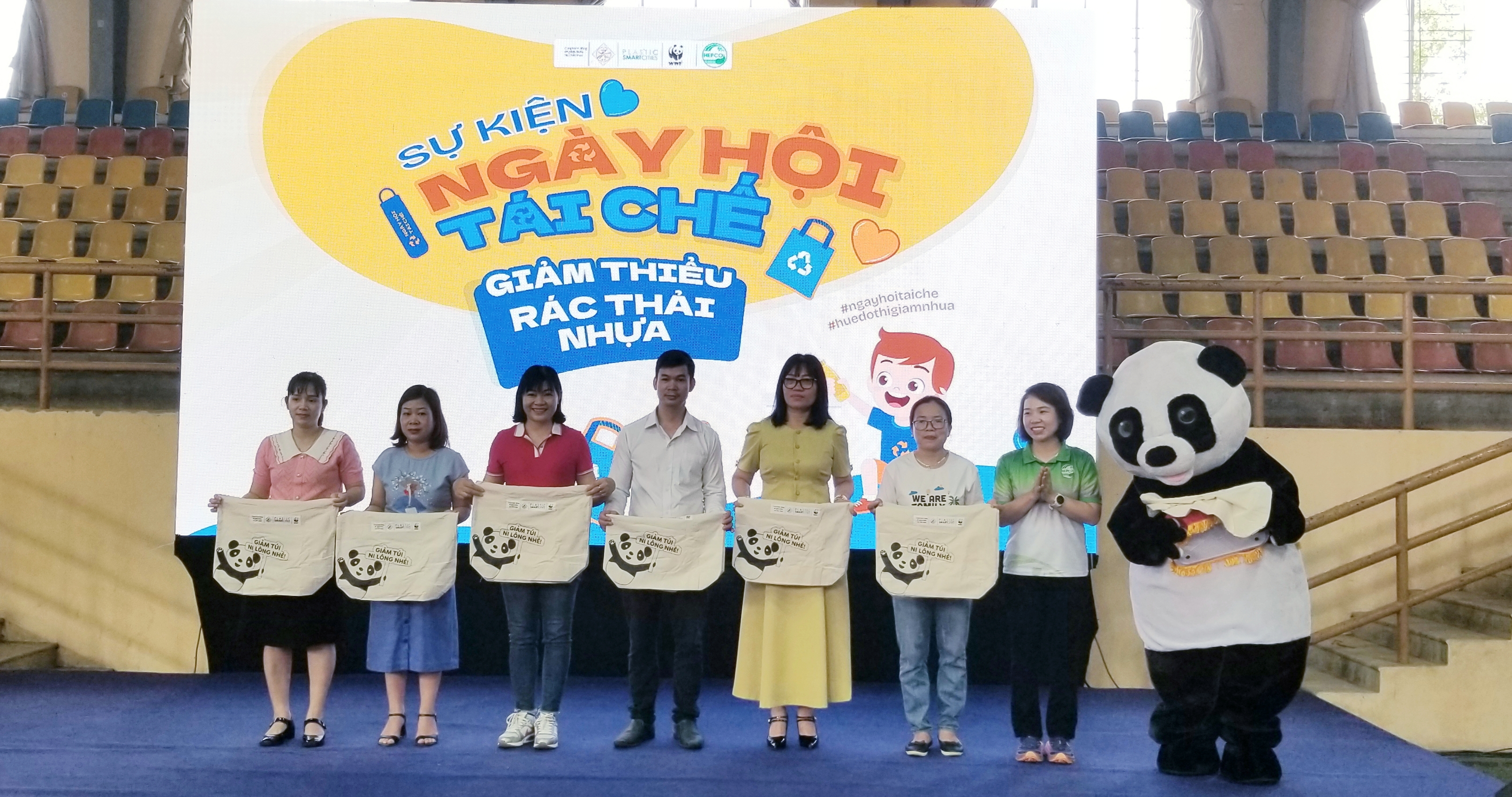 Học sinh 14 trường tiểu học tham gia Ngày hội tái chế