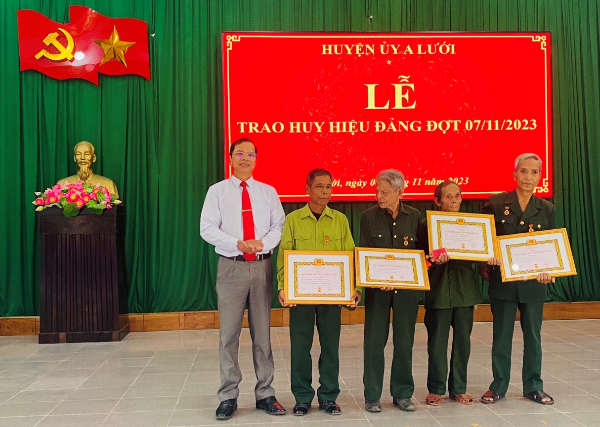 A Lưới trao Huy hiệu Đảng cho 35 đảng viên