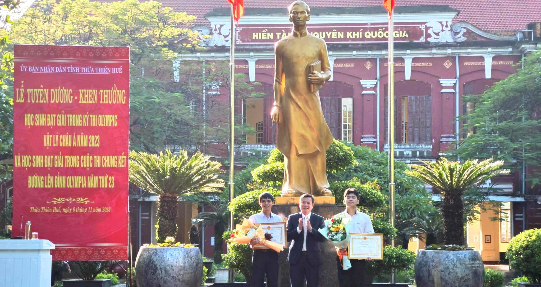 Tuyên dương hai học sinh xuất sắc của Trường THPT chuyên Quốc Học