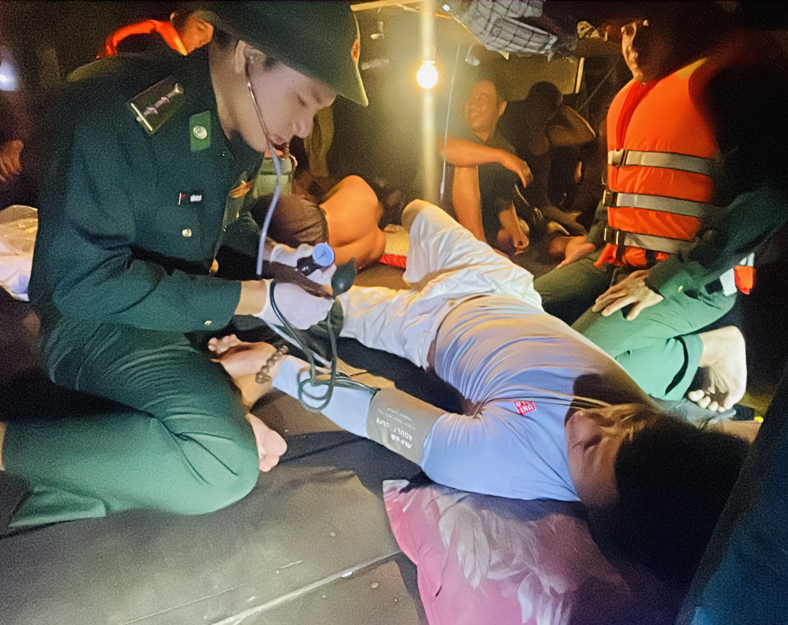 12 thuyền viên trên tàu cá bị nạn đã được đưa vào bờ an toàn