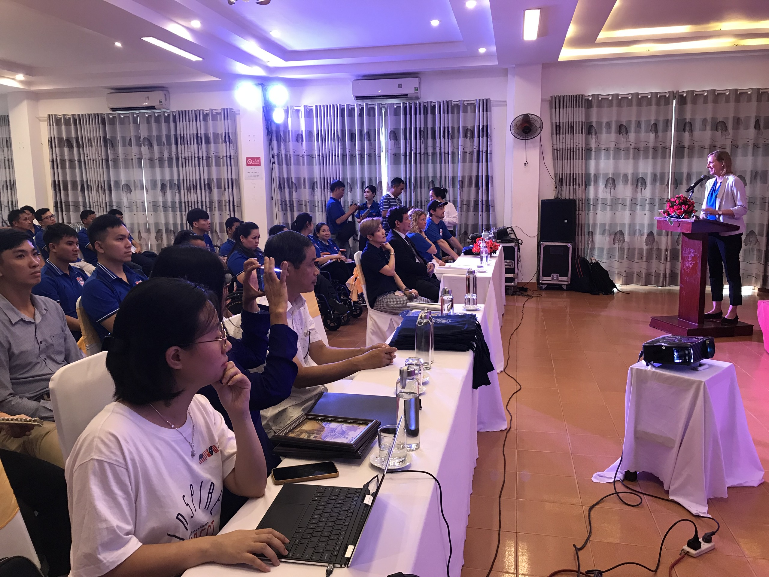 Tập huấn môn bơi cho HLV và VĐV khuyết tật Việt Nam