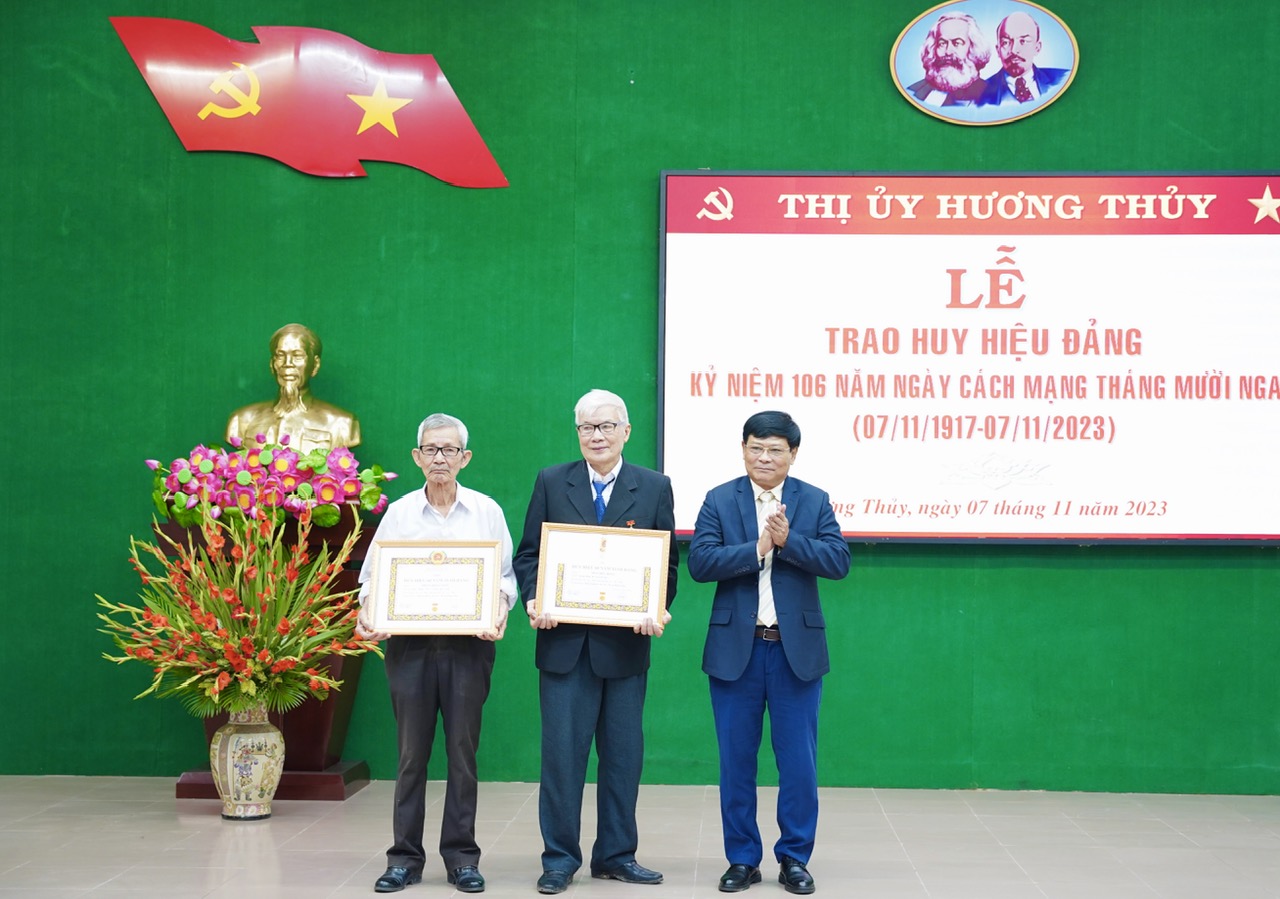 Trao Huy hiệu Đảng nhân kỷ niệm 106 năm Ngày cách mạng Tháng Mười Nga