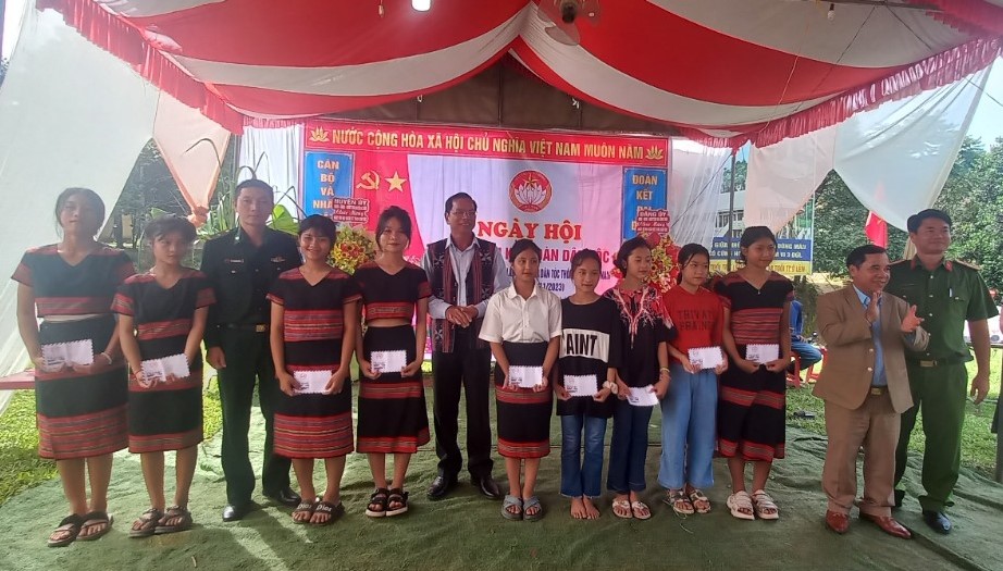 Pâr Ay chung sức xây dựng nông thôn mới