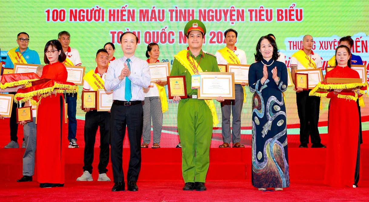 Cảnh sát khu vực 70 lần hiến máu tình nguyện
