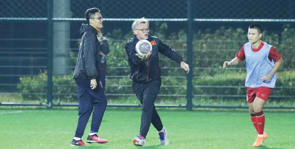 Ra biển với thầy Troussier