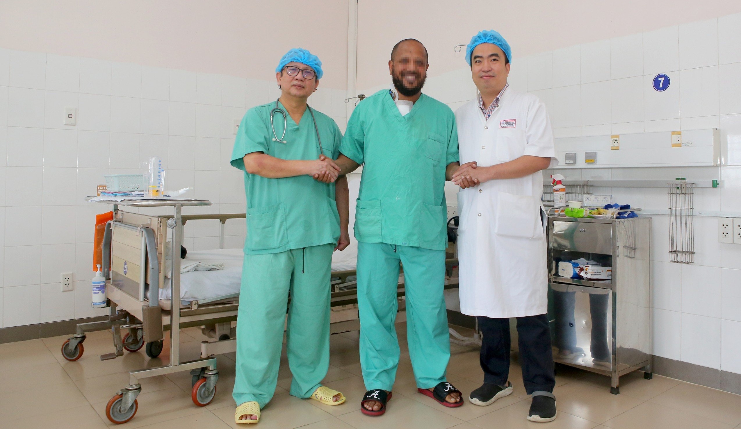 Kích hoạt báo động đỏ, phẫu thuật khẩn cấp cứu bệnh nhân người Mỹ