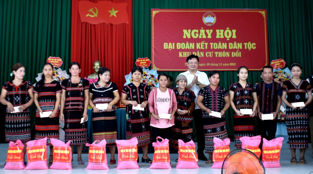 Trao 34 suất học bổng và quà hỗ trợ học sinh, người nghèo thôn Dỗi