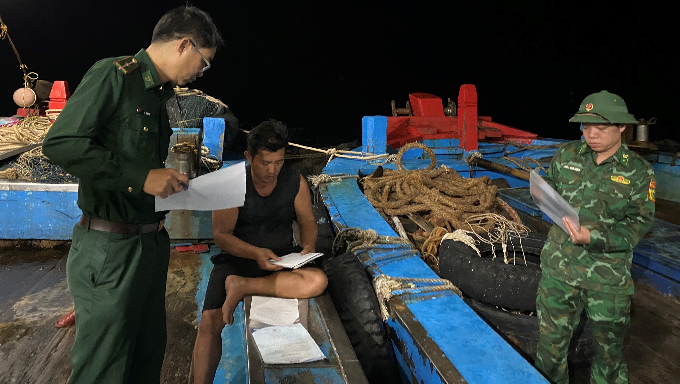 Bắt 2 tàu hành nghề giã cào trái phép