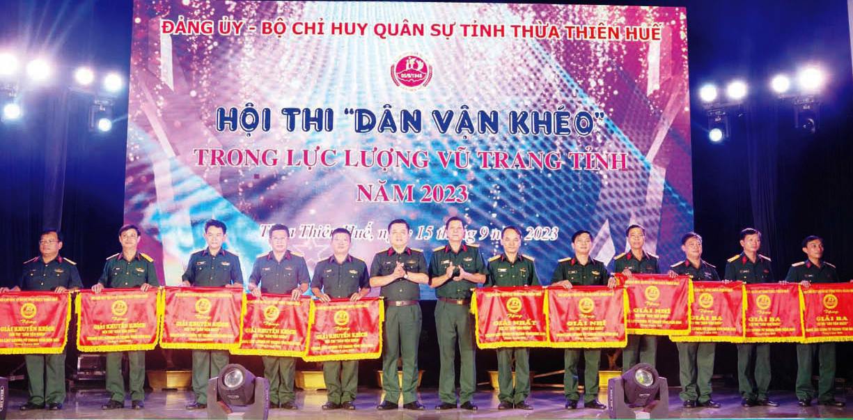 “Cùng ăn, cùng ở, cùng làm” với dân