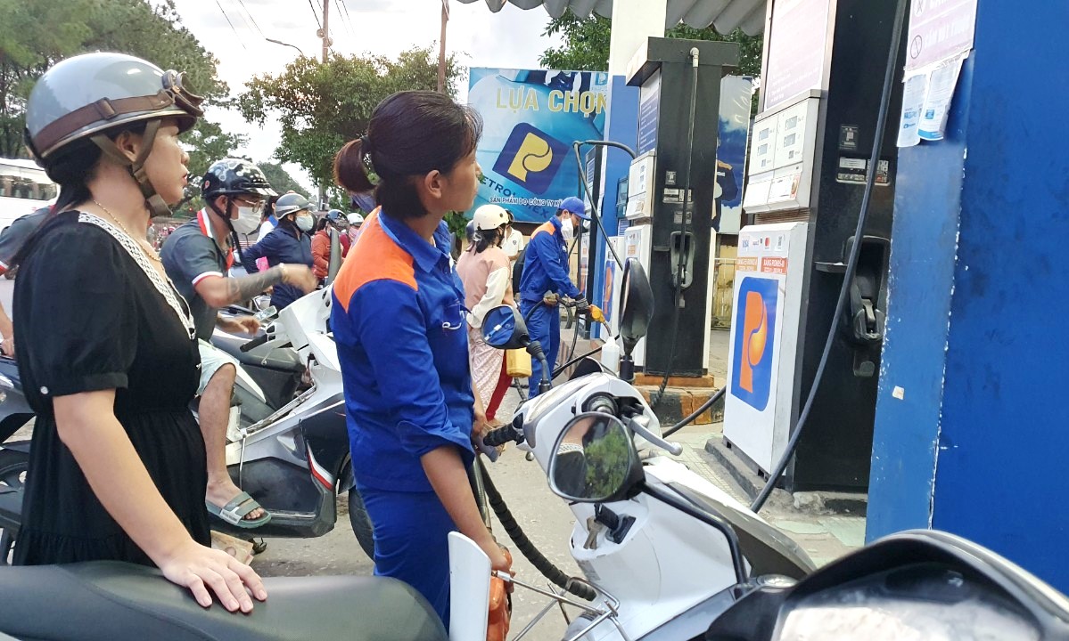 Xăng giảm giá nhẹ