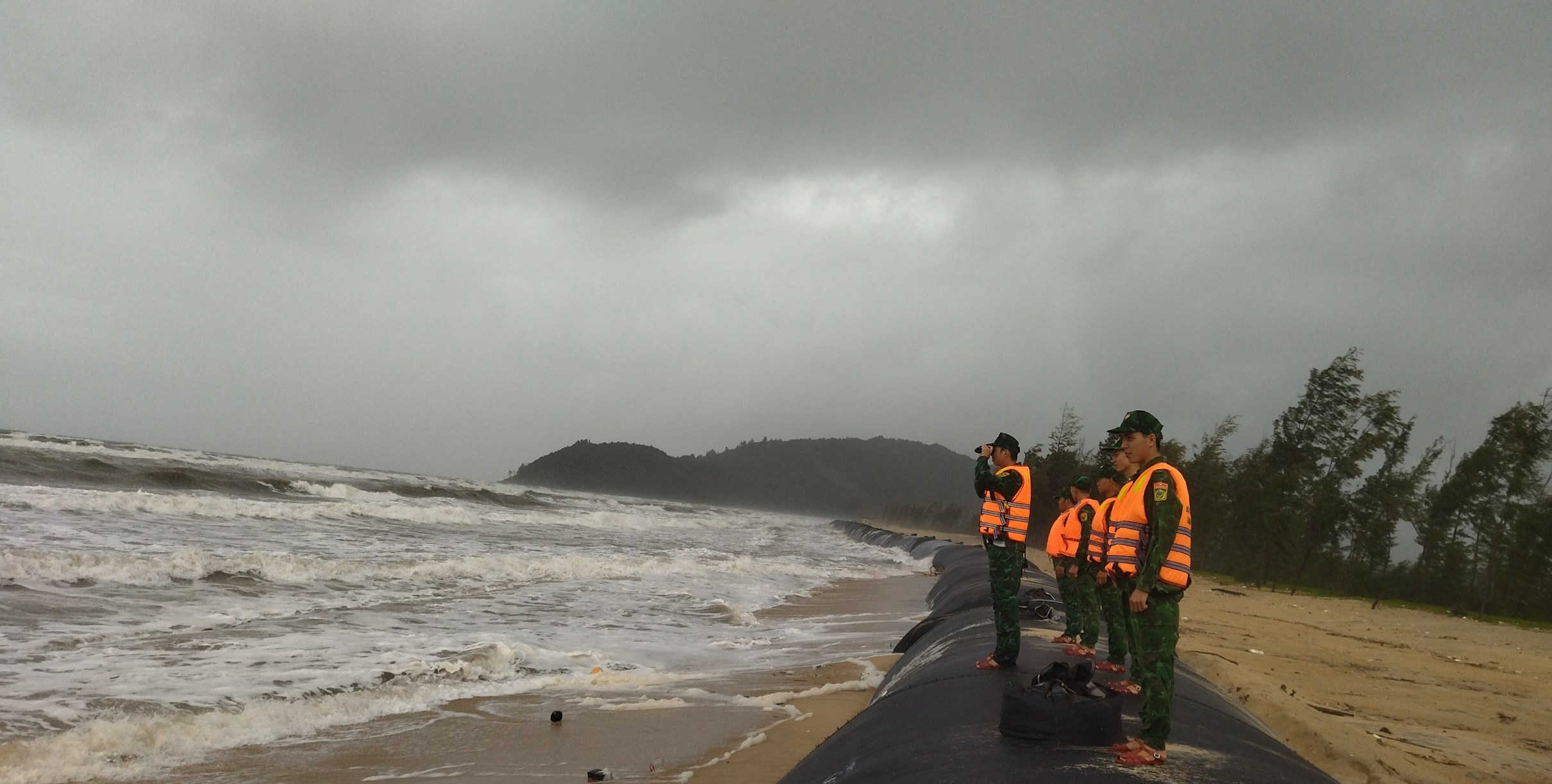 Triển khai tìm kiếm 2 ngư dân đang trôi dạt trên biển