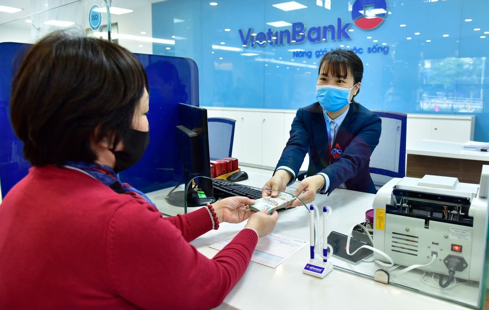 Lãi suất huy động giảm sâu, lãi suất cho vay vẫn cao ngất ngưởng