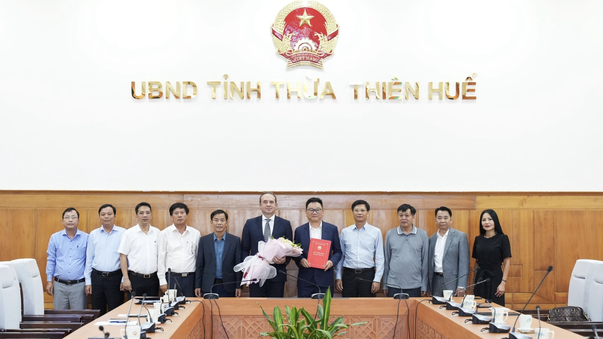 Trao giấy chứng nhận đầu tư dự án Nhà máy chế biến cát thạch anh công nghệ cao Creanza