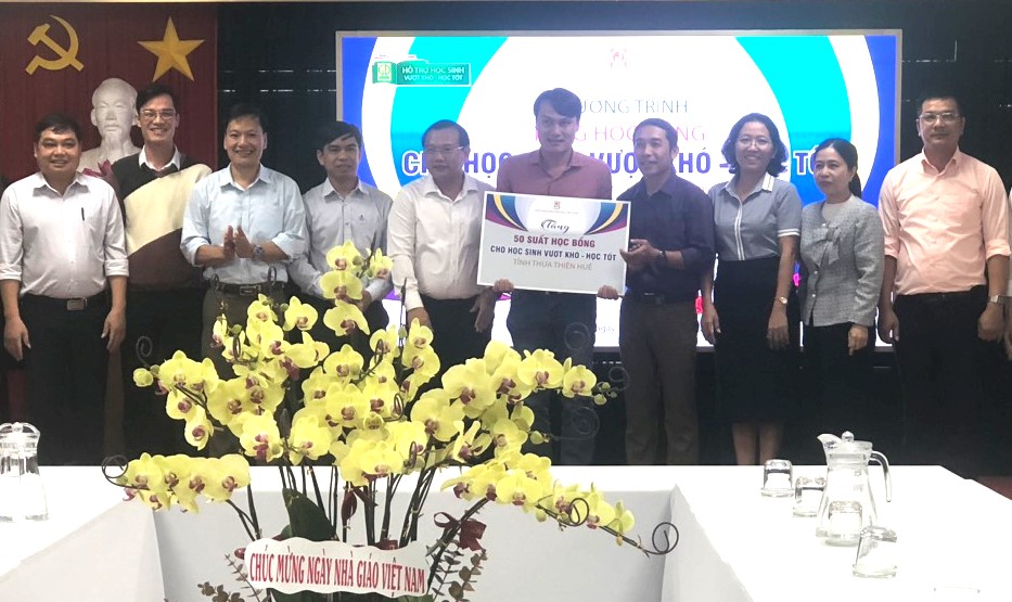 Nhà xuất bản Giáo dục trao 50 suất học bổng cho học sinh vượt khó học tốt