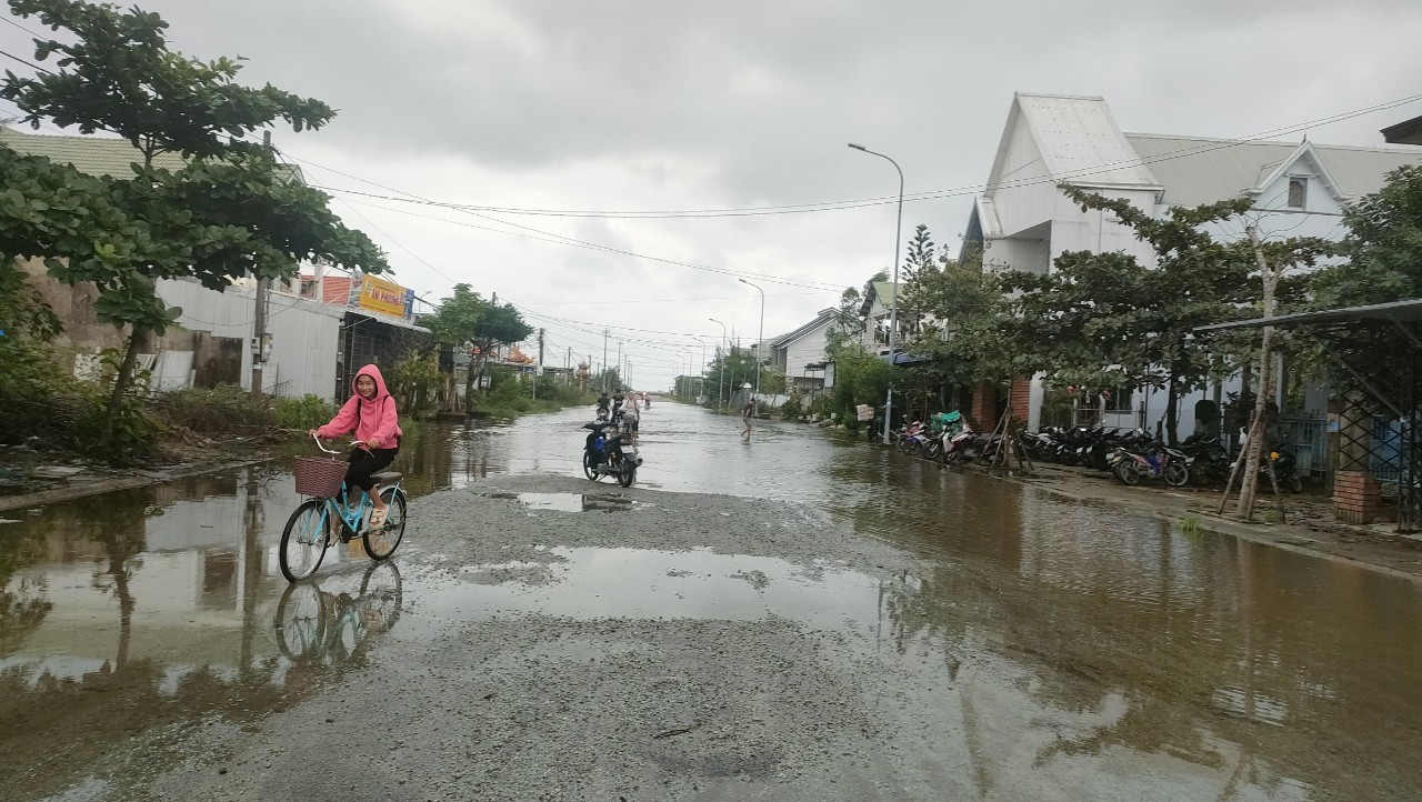 Sông Bồ đạt đỉnh, cảnh báo lũ trên sông Hương