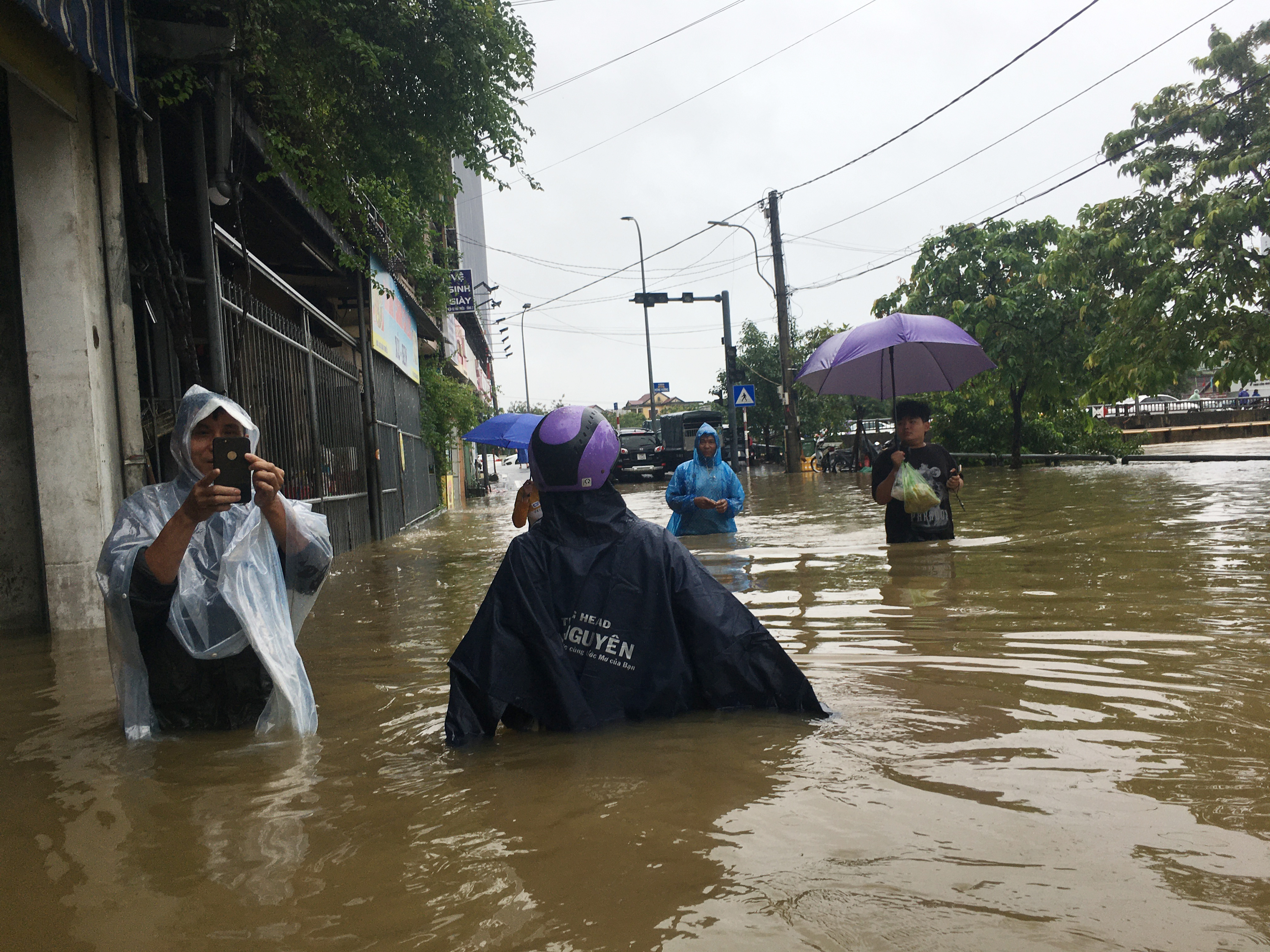 Học sinh tiếp tục nghỉ học do mưa lũ