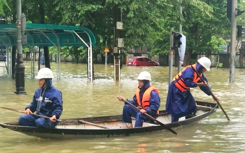 Nước dâng cao, buộc phải cắt điện tại nhiều địa phương