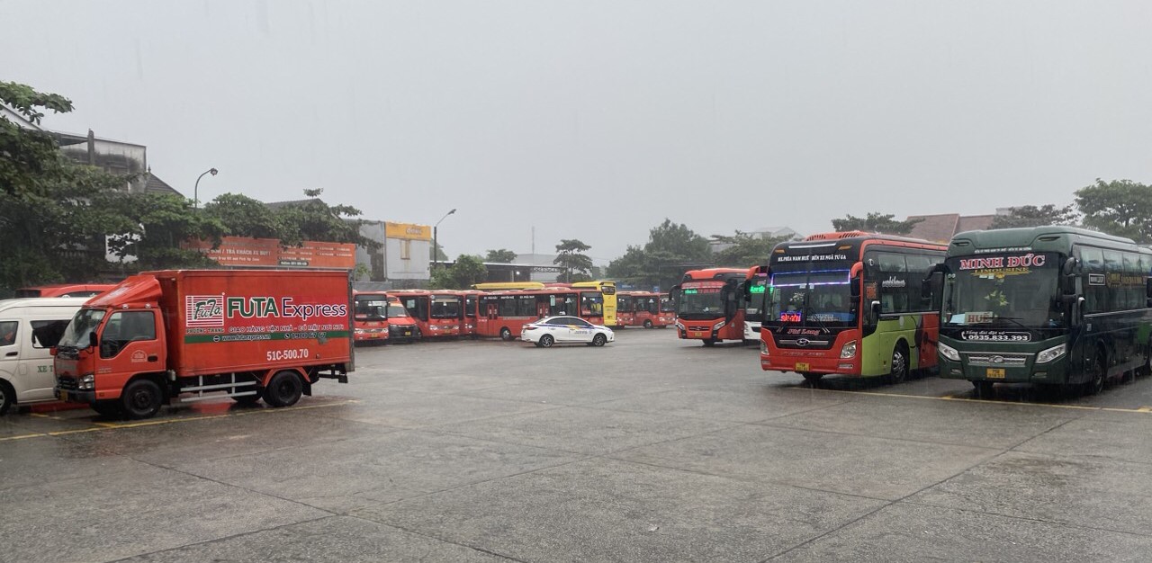 Các bến xe khách tạm dừng hoạt động vì đường sá ngập lụt