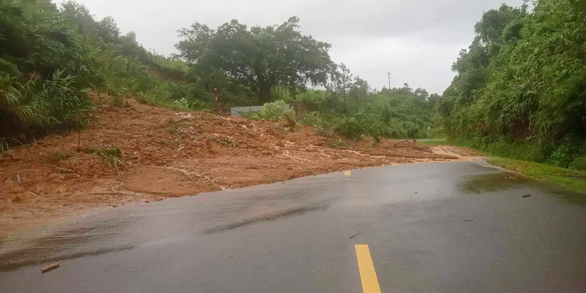 Phú Lộc Chốt chặn, khắc phục sạt lở, điều tiết giao thông đảm bảo an toàn