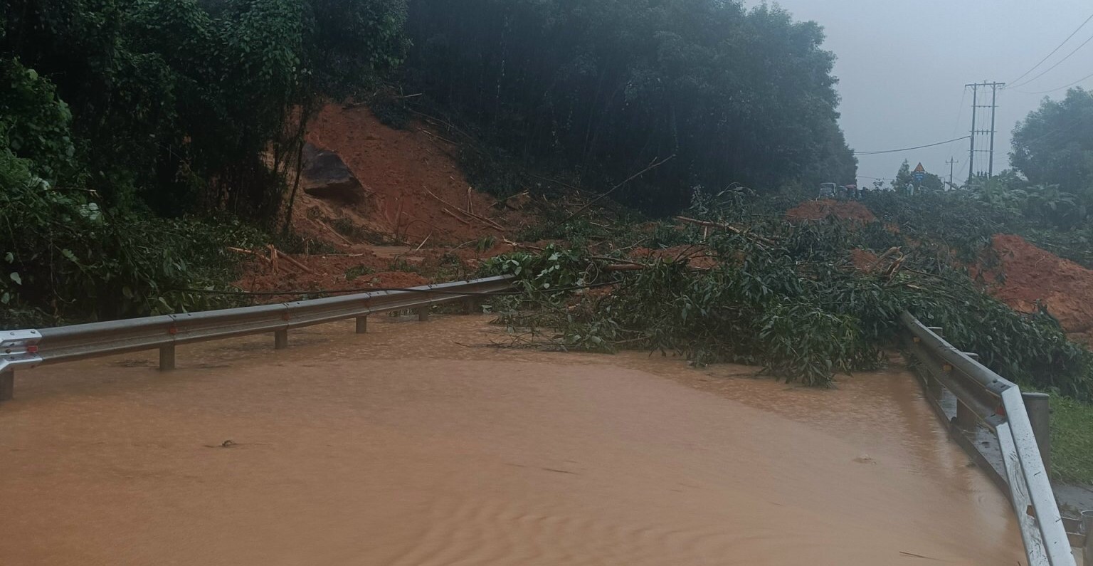 Khắc phục sạt lở các tuyến giao thông “huyết mạch”