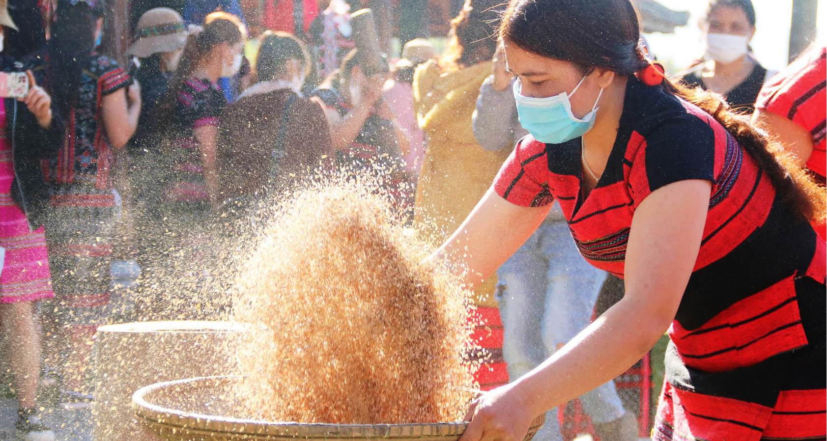 Phát triển du lịch gắn với văn hóa dân gian miền núi