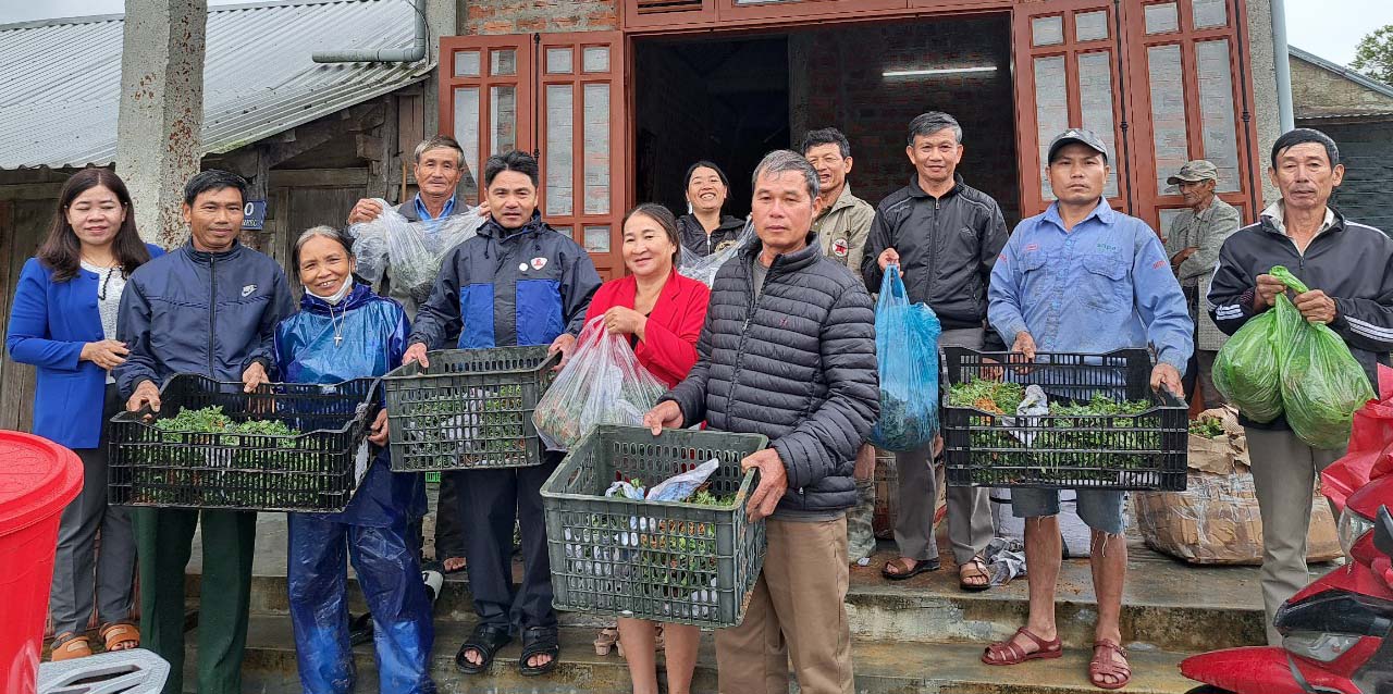 Trao tặng 100 000 cây hoa giống khắc phục hậu quả lũ lụt và trồng vụ tết ở A Lưới