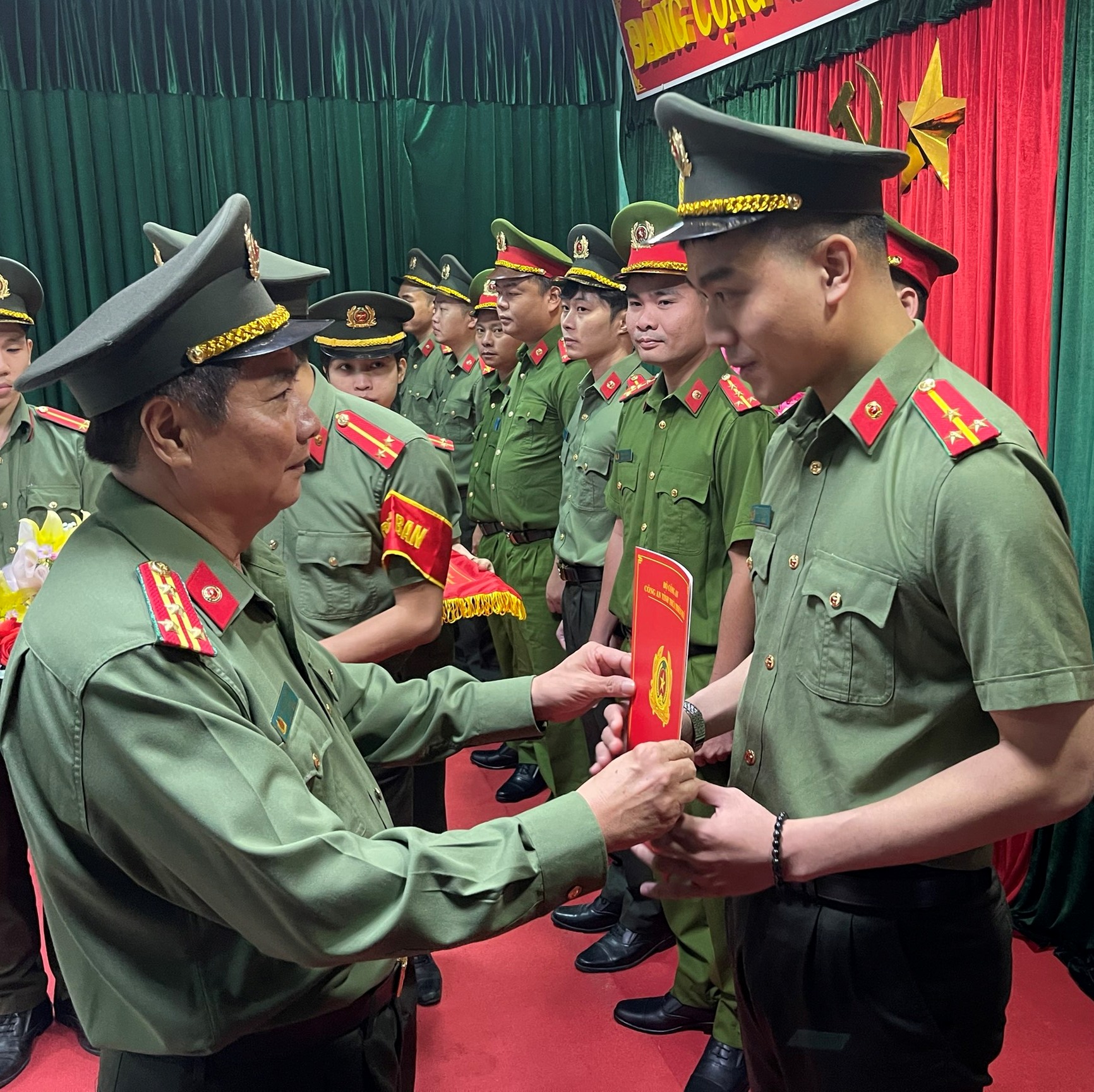 Bộ Công an điều động 10 cán bộ về công tác tại các công an các xã biên giới A Lưới