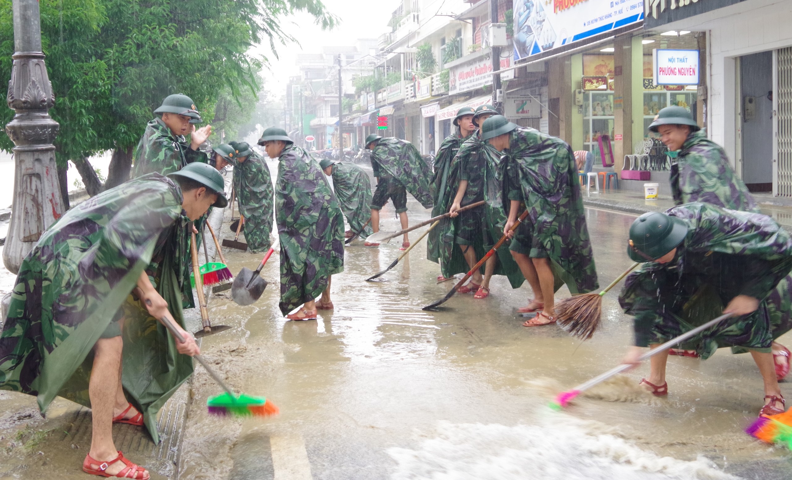 Bộ đội khẩn trương giúp dân khắc phục hậu quả sau mưa lũ