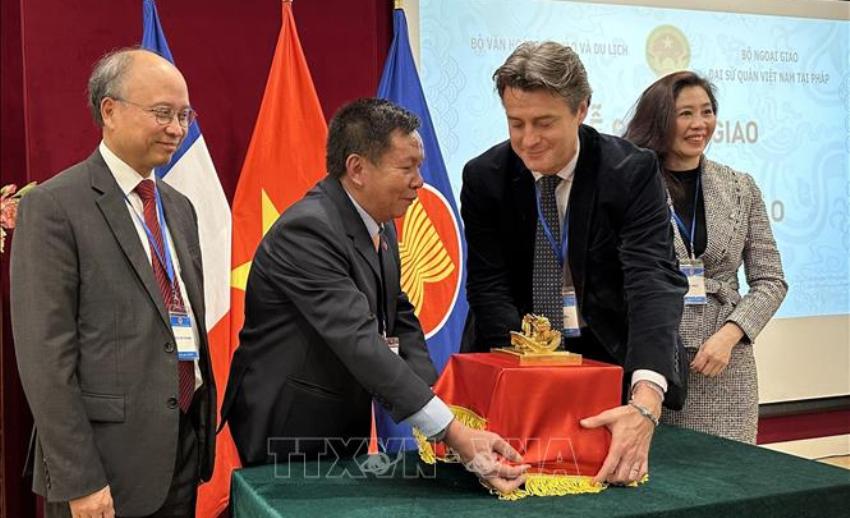 Chuyển giao ấn vàng Hoàng đế chi bảo từ Pháp về Việt Nam