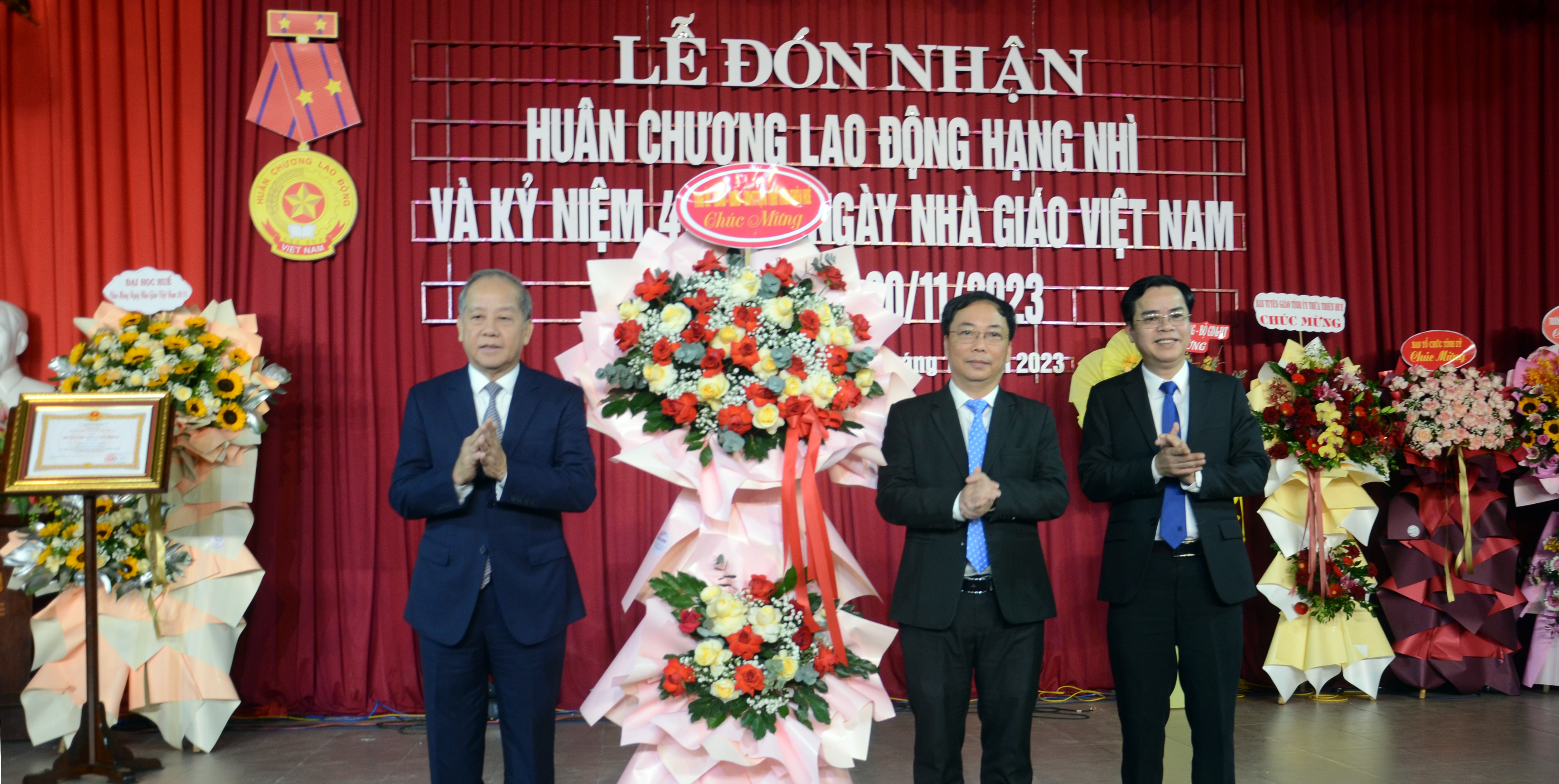 Trường đại học Sư phạm đón nhận Huân chương Lao động hạng Nhì