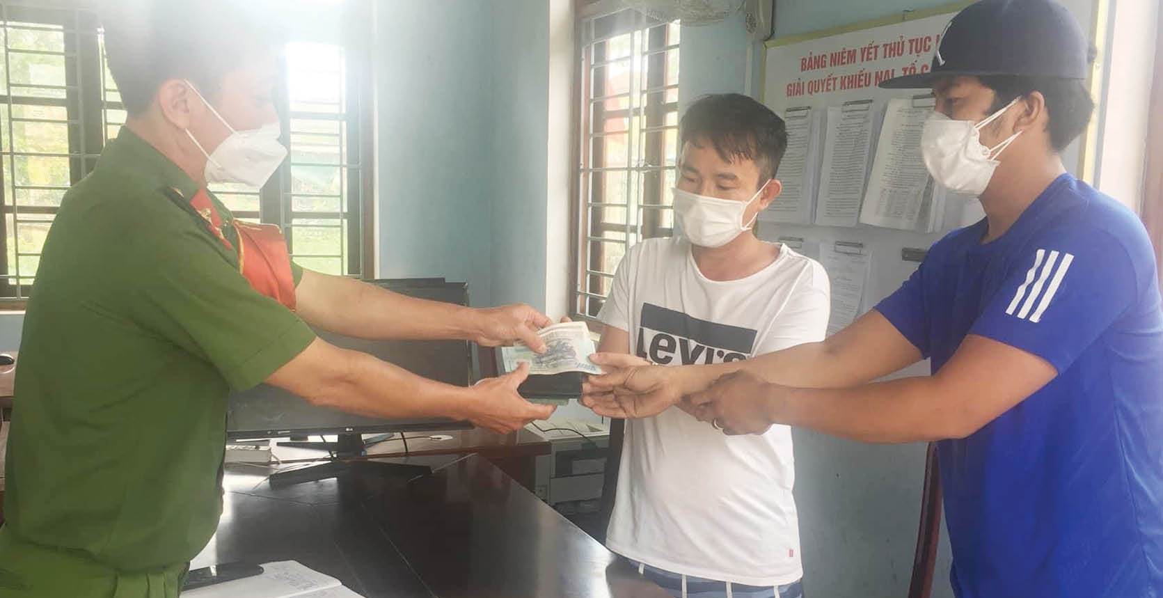 Nhặt được của rơi trả người đánh mất sao lại thành “chuyện lạ”