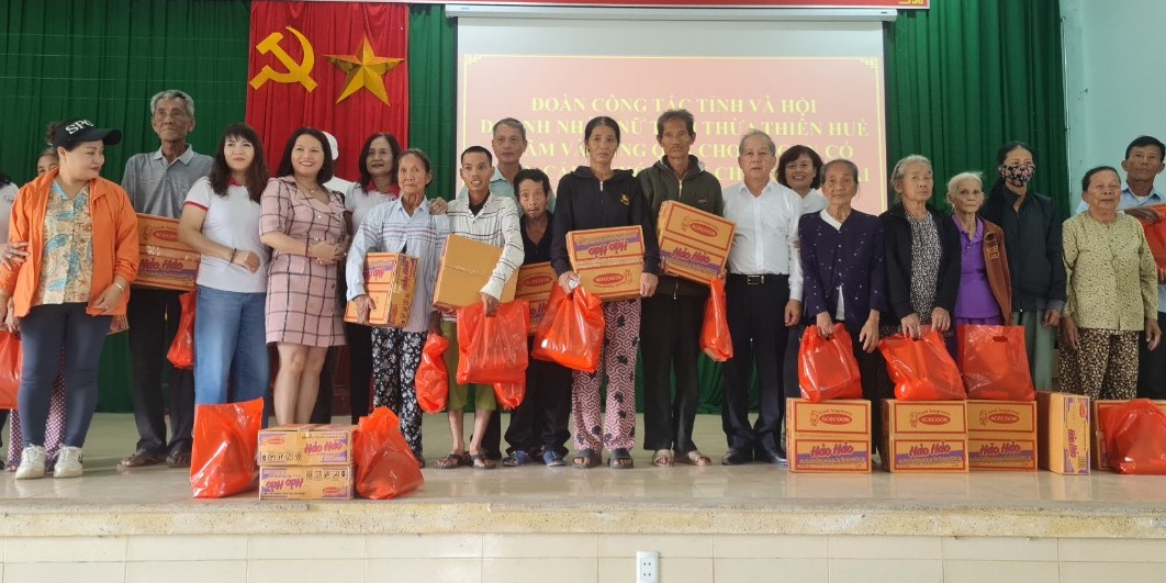 Hội Doanh nhân nữ trao quà cho người dân ảnh hưởng lũ lụt