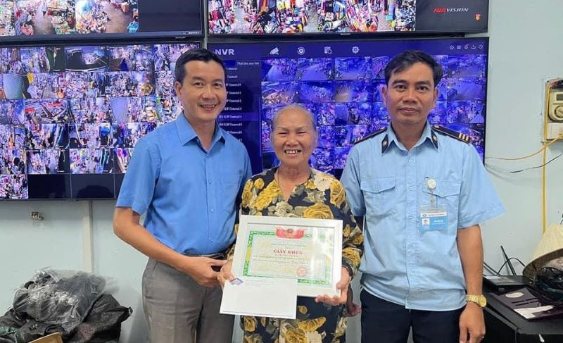 Tiểu thương chợ Đông Ba nhặt được 10 triệu đồng trả lại cho người mất