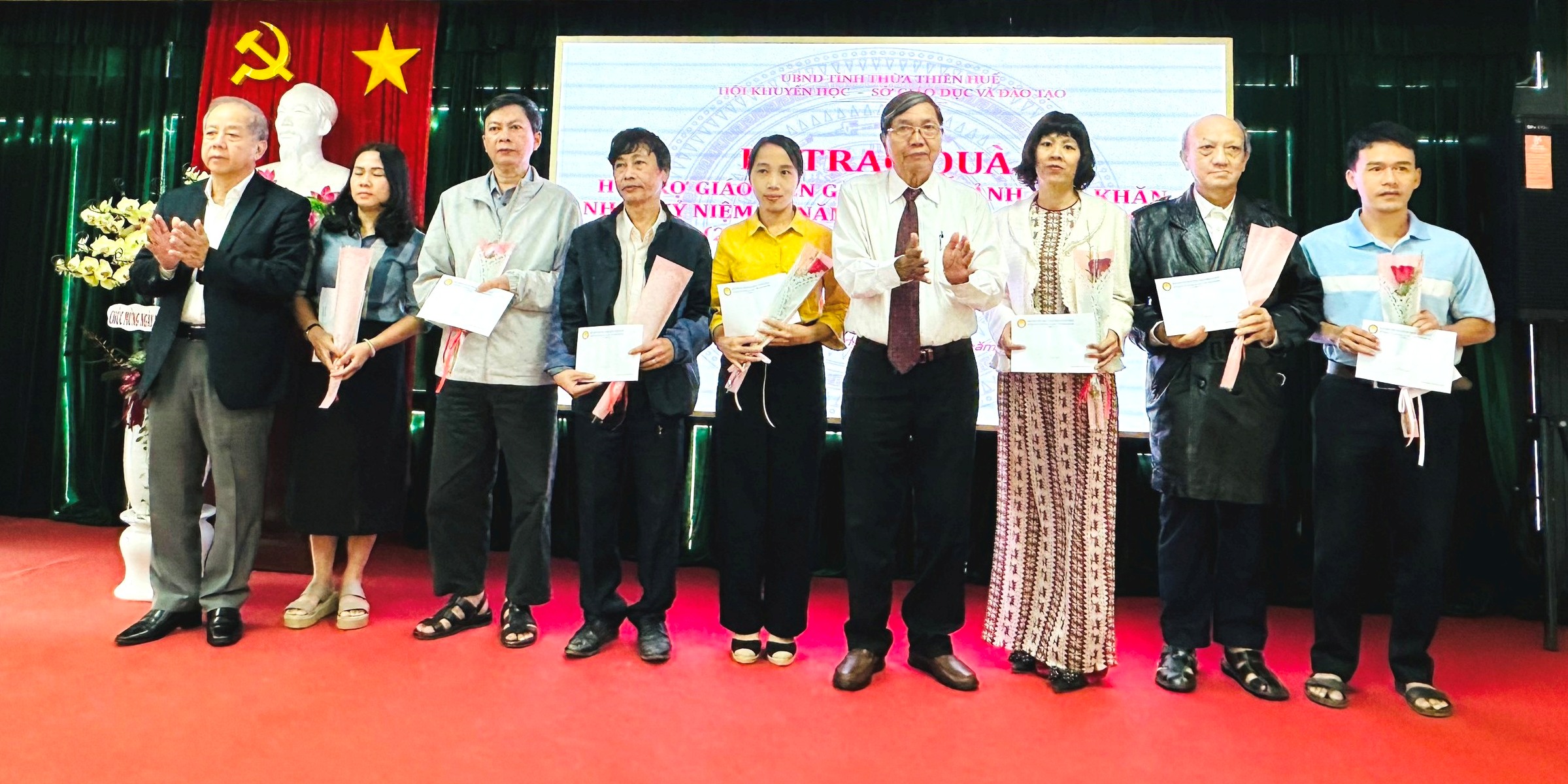 Trao 60 suất quà cho các giáo viên gặp hoàn cảnh khó khăn