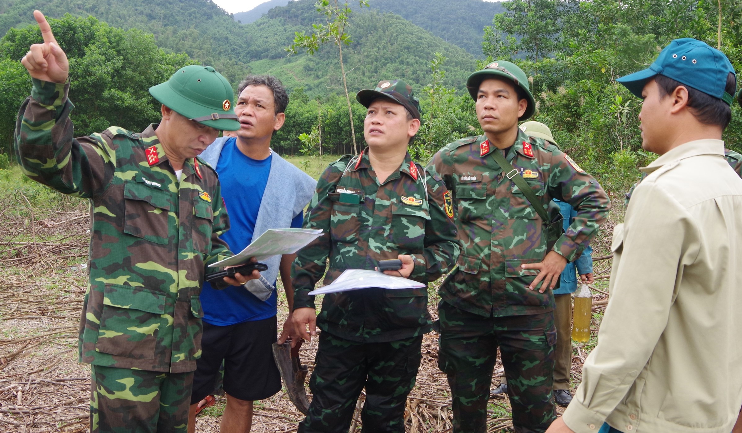 Khảo sát khu vực mộ liệt sĩ tập thể tại huyện A Lưới