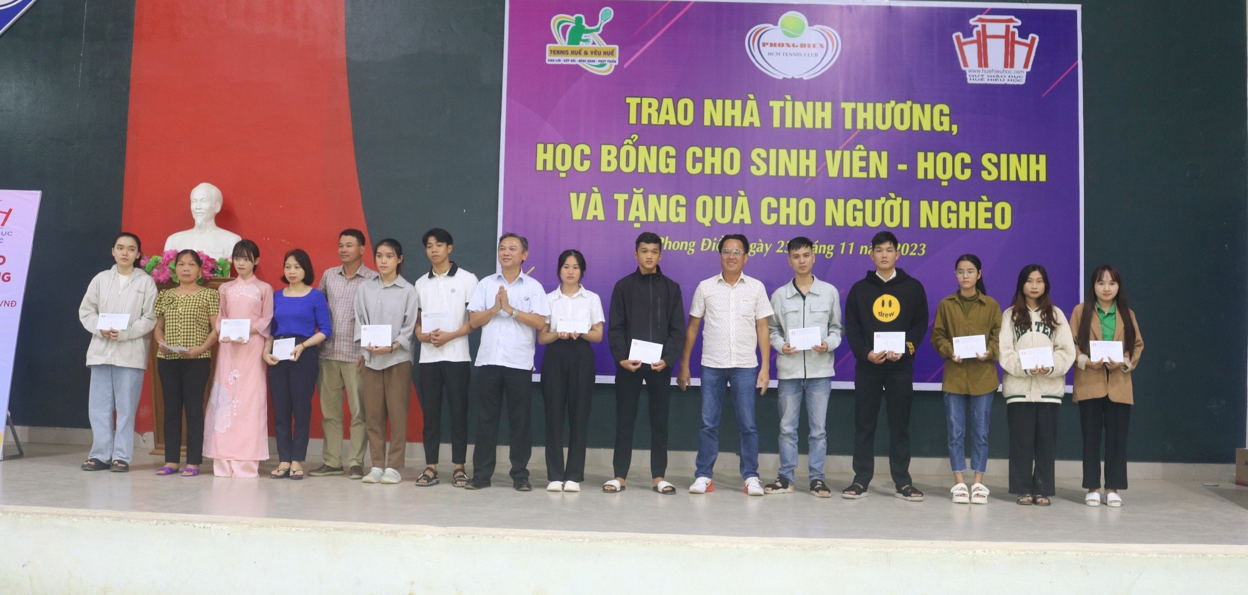 Nhiều món quà ý nghĩa đến người dân và học sinh Phong Điền