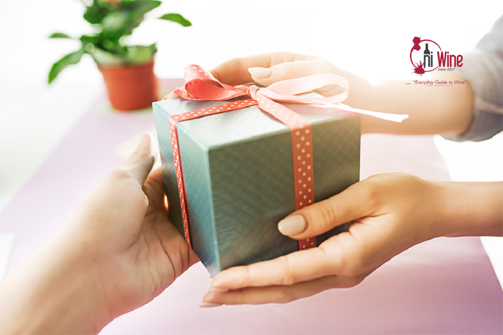 Làm sao để chọn được quà tết tặng sếp nữ tinh tế Câu trả lời có tại Hiwine