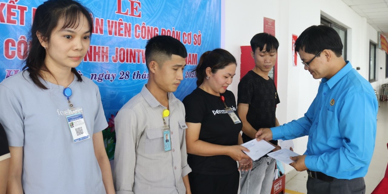 Kết nạp 200 đoàn viên công đoàn là công nhân khu công nghiệp