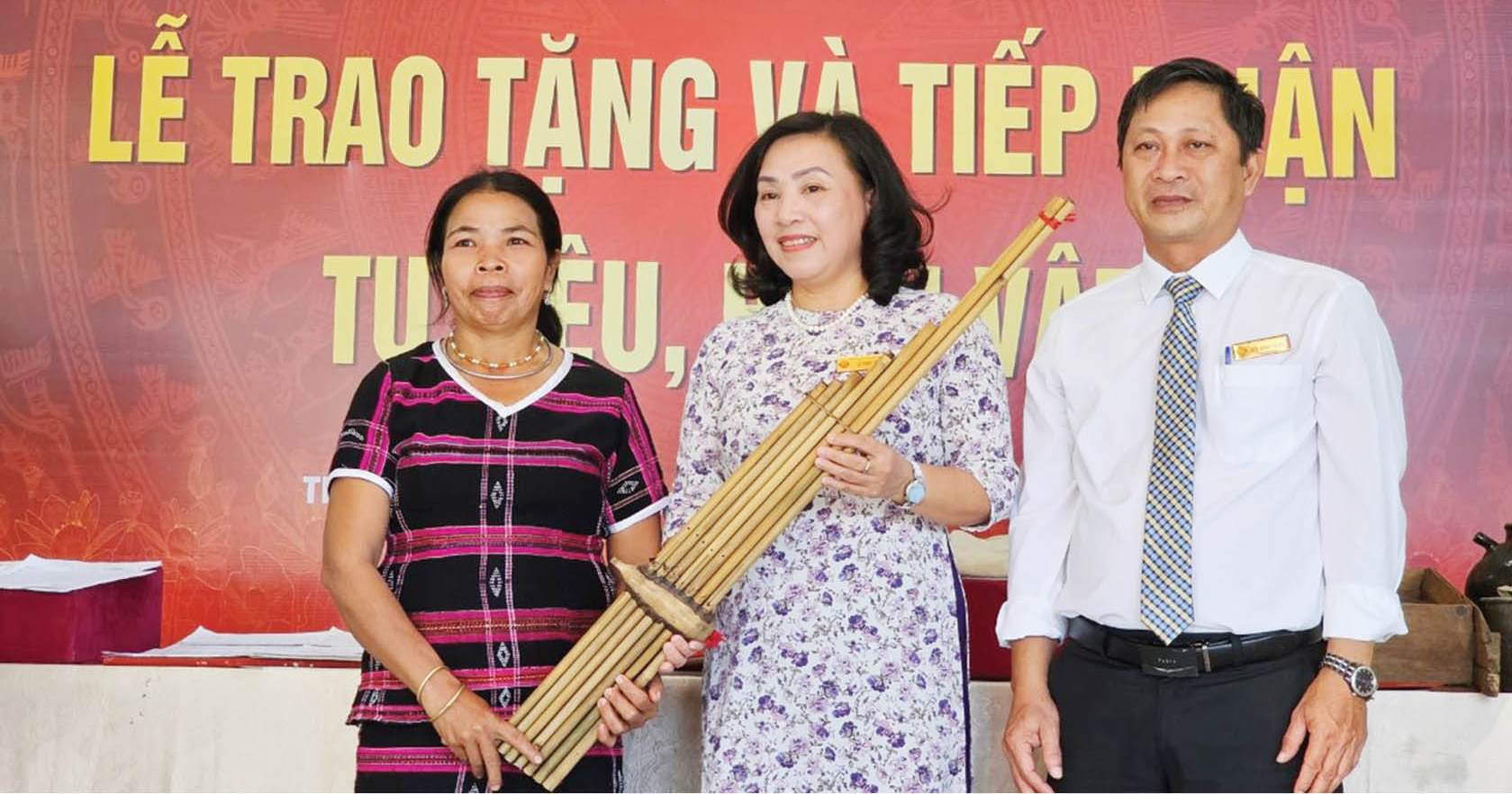 Những tấm lòng hiến tặng hiện vật