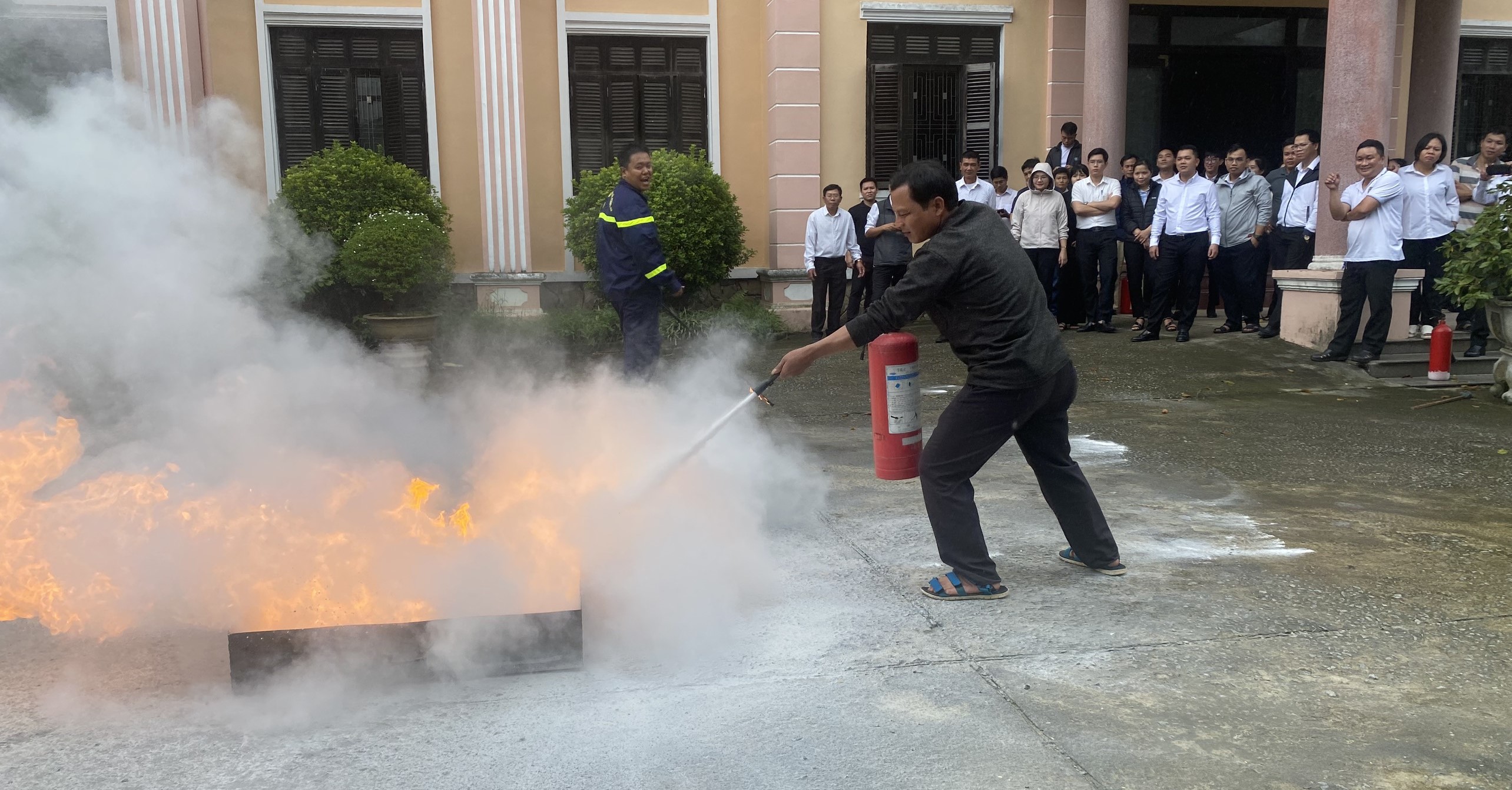 Huấn luyện nghiệp vụ phòng cháy, chữa cháy cho Toà án Nhân dân 2 cấp
